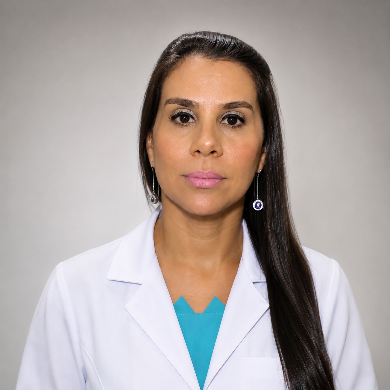 Retrato de Dra. Ana Karina Moura, dermatologista da Clínica Biodermato
